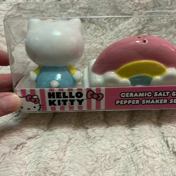 Hello Kitty Good Vibes salt and pepper shakers - Picture 4 of 5